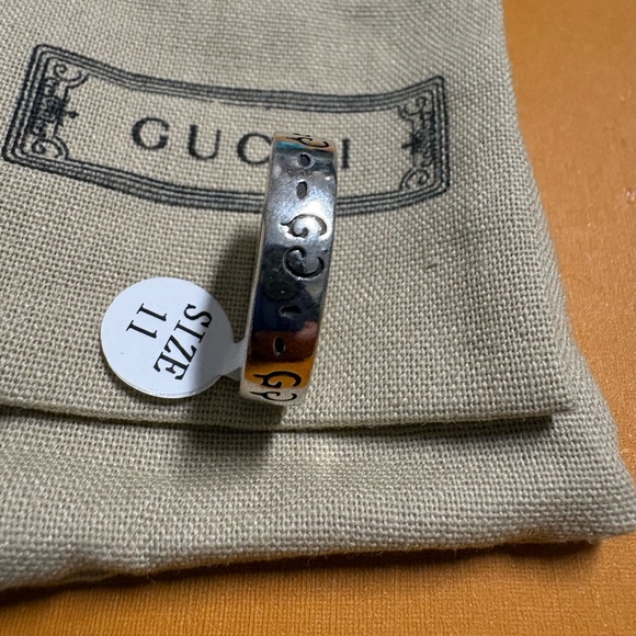 Gucci Silver Patterned Ring - Picture 2 of 2